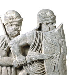 Säulensockel mit zwei römischen Soldaten im Kampfordnung